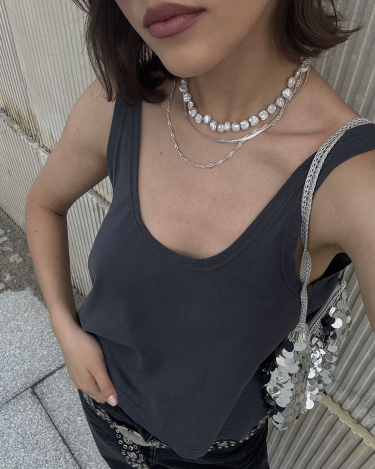 Naszyjnik choker to modna biżuteria z&nbsp;czarnego rzemienia lub aksamitki.