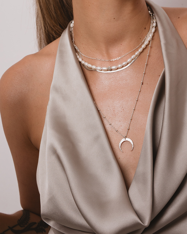 Dowiedz się jak nosić choker i&nbsp;wiązać na różne sposoby, a także łączyć z&nbsp;inną biżuterią.