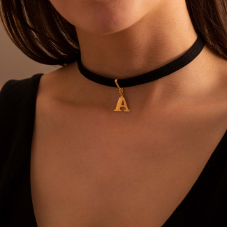 Czarny choker KIM z literką do wyboru
