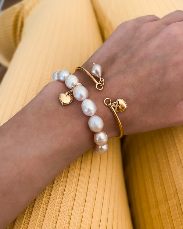 bransoletka z różowych pereł z serduszkiem