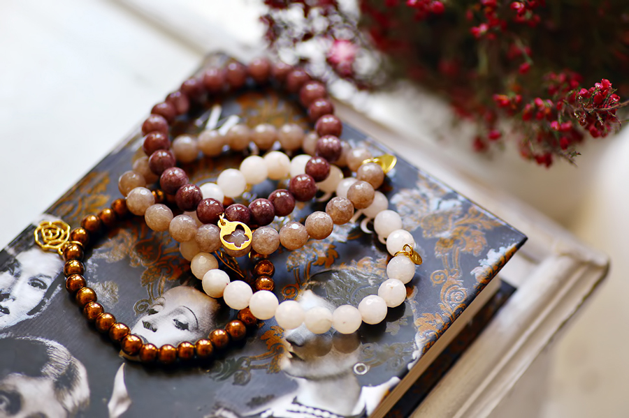 Zestaw 4 bransoletek romantic stones w kolorze beżowym złotym i brązowym z zawieszkami ze srebra pozłacanego idealny upominek na prezent na święta na urodziny lub na rocznicę. 