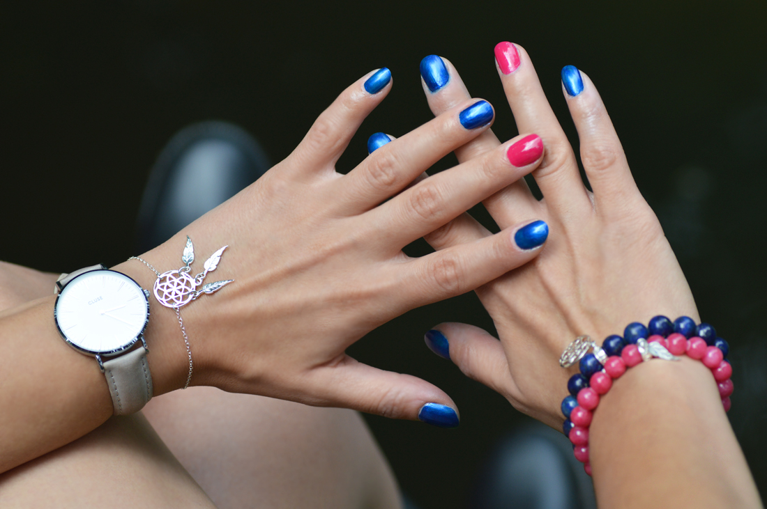 Bransoletka Łapacz Snów świetnie wygląda z zegarkiem Cluse i kolorowymi paznokciami.