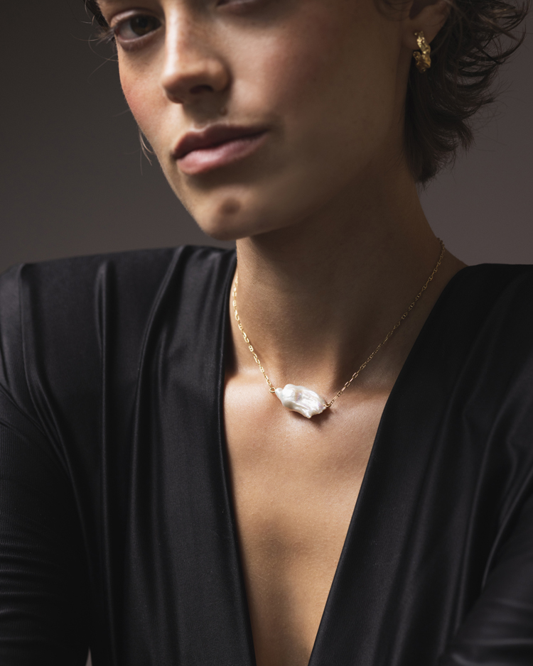 Choker z&nbsp;łańcuszka z&nbsp;dużą perłą nieregularną