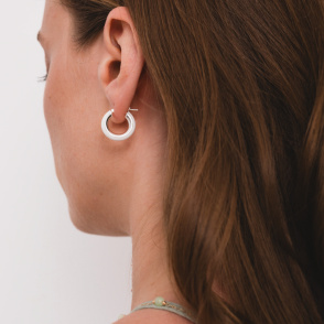 WHITE HOOPS S 18 MM Kolczyki koła srebrne z emalią