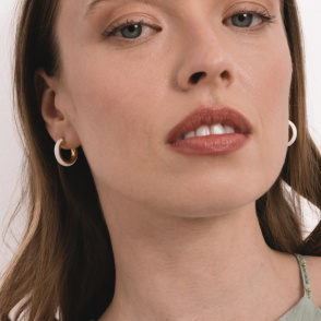 WHITE HOOPS S 18 MM Kolczyki koła srebrne z emalią