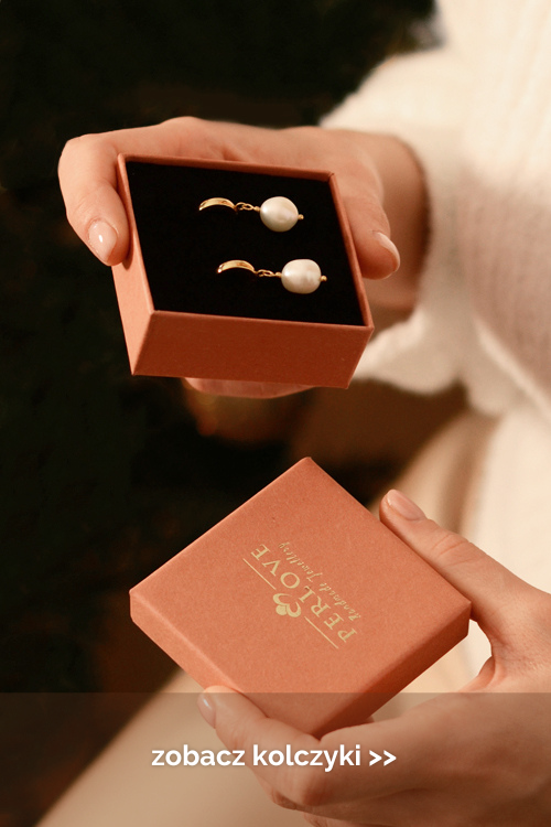 Kolczyki z perłami hodowlanymi zapakowane w piękne pudełeczko na prezent dla mamy 