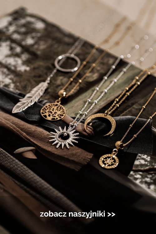 Biżuteria dla mamy z modnymi symbolami - słońcem, księżycem, piórkiem, drzewem życia i różą wiatrów.