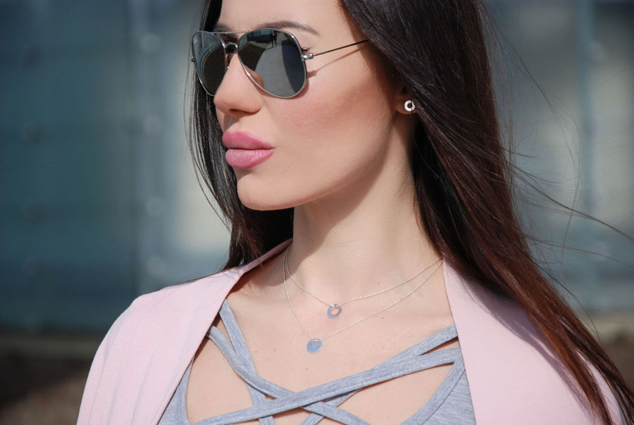 Elegancka stylizacja, a w niej najpopularniejszy tej wiosny naszyjnik na podwójnym łańcuszku z kółeczkami ze srebra 925 i kolczyki sztyfty z kółeczkami. 