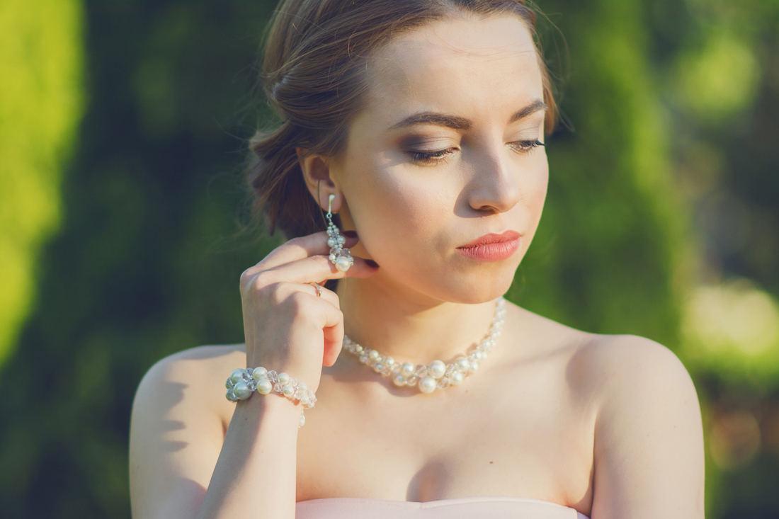 Zestaw biżuterii na ślub z pereł i kryształów.