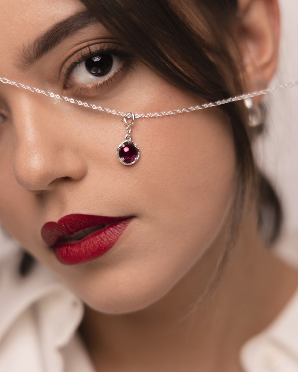 zawieszka z&nbsp;granatem na srebrnym łańcuszku