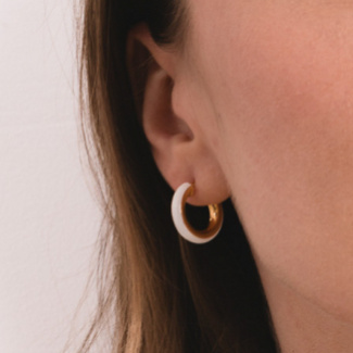WHITE HOOPS S 18 MM Kolczyki koła pozłacane z emalią