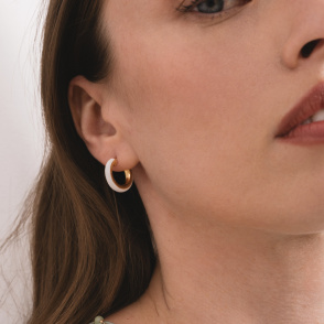WHITE HOOPS S 18 MM Kolczyki koła pozłacane z emalią