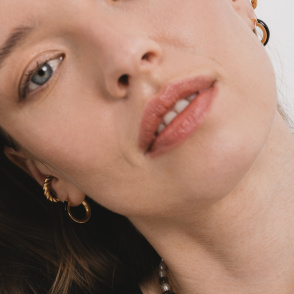 BLACK HOOPS S 18 MM Kolczyki koła pozłacane z emalią
